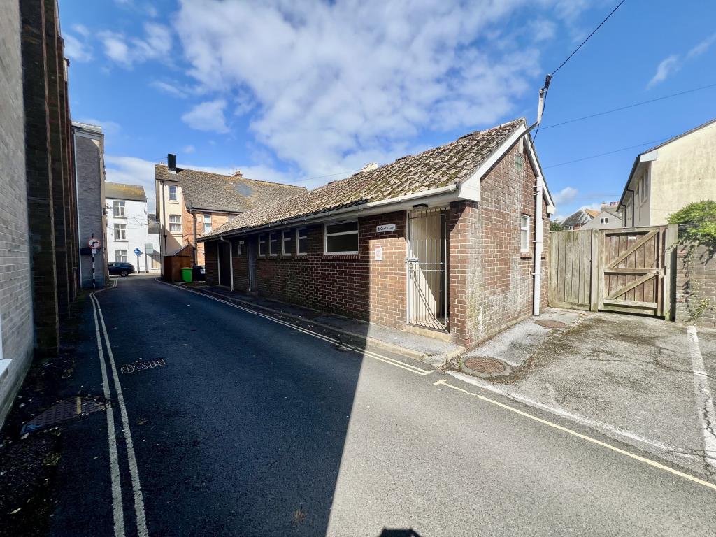 Lot: 36 - FORMER PUBLIC CONVENIENCES WITH POTENTIAL - General view of Public Toilets building